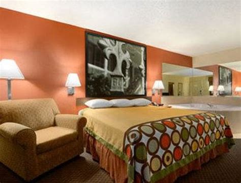 hotels in monroe la with jacuzzi in room|Monroe Hotels with Jacuzzi: $66 Rooms with Private Hot .